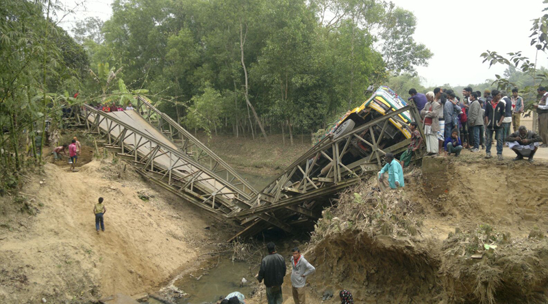 জুড়ীতে ব্রিজ ধ্বসে ট্রাক খাদে-যোগাযোগ বিচ্ছিন্ন
