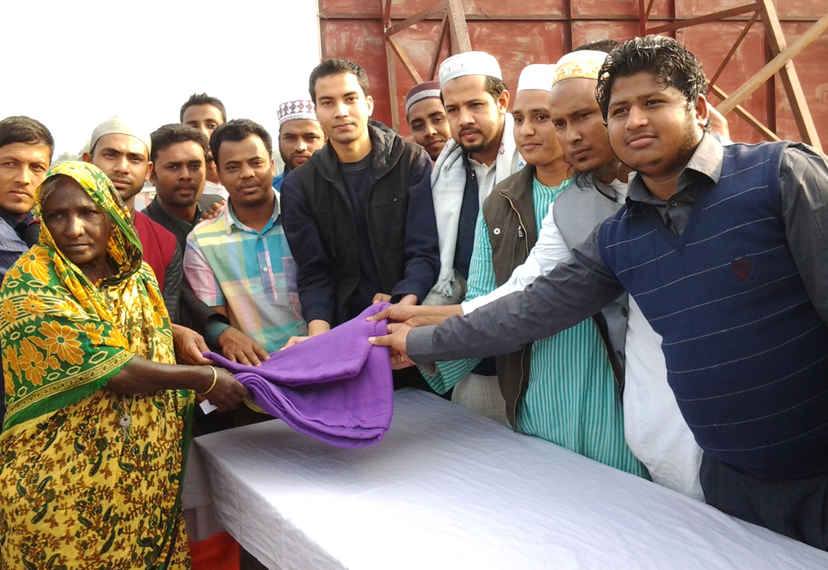 কুলাউড়ায় ছাতাপীর (রহঃ) স্মৃতি পরিষদের শীত বস্ত্র বিতরণ