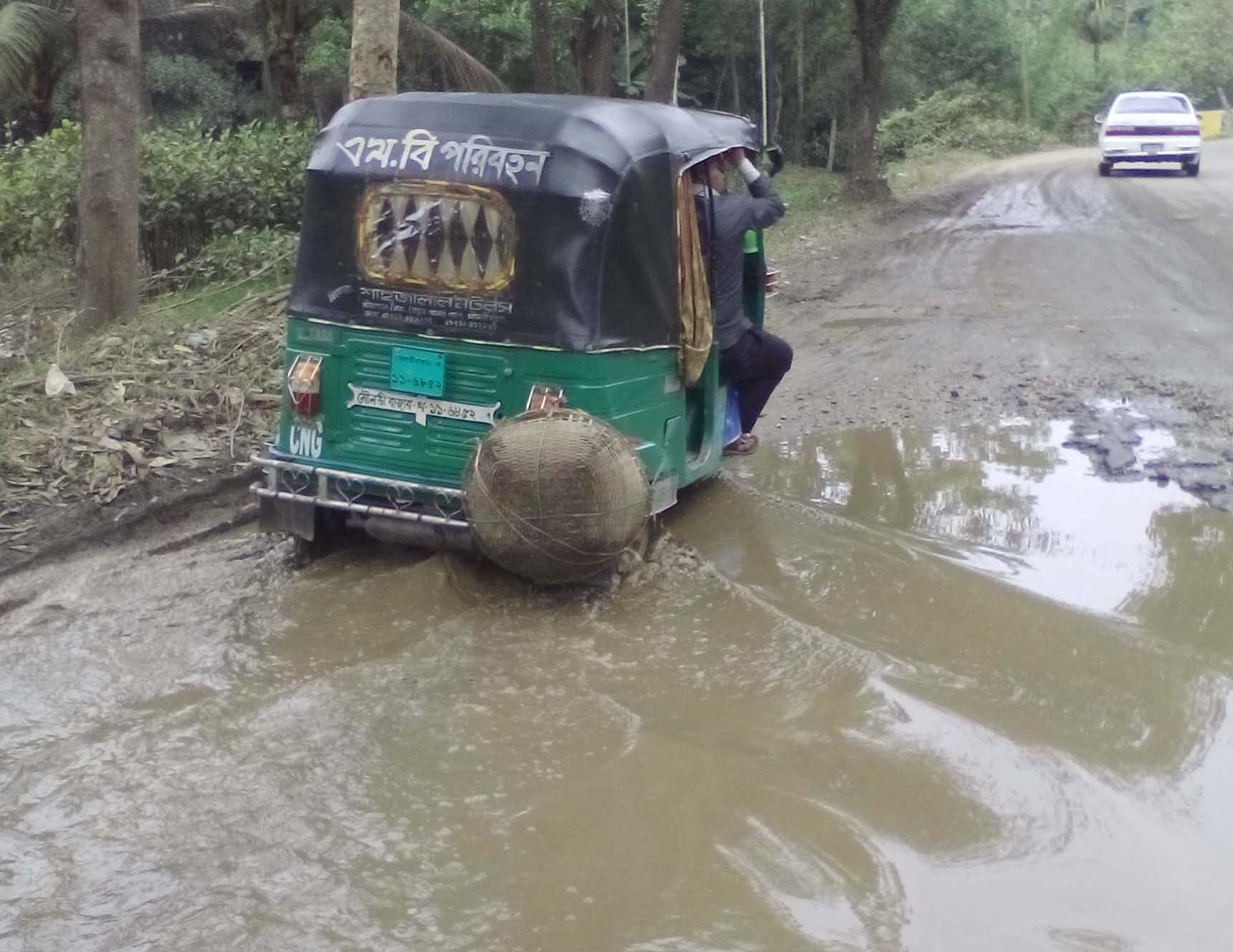 জলঢুপ – লাতু রাস্তার বেহাল দশা