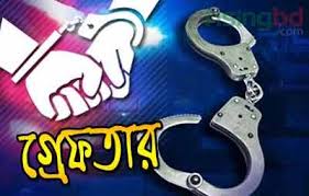 চিরিরবন্দরে চোলাই মদপানের সময় যুবক আটক