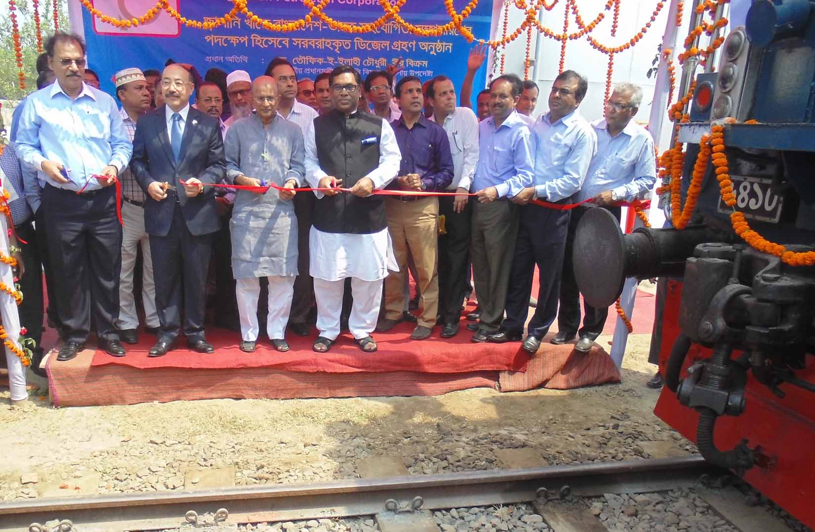 পার্বতীপুরে প্রধানমন্ত্রীর জ্বালানি উপদেষ্টা -ভারতীয় জ্বালানি তেল গ্রহণ করলেন