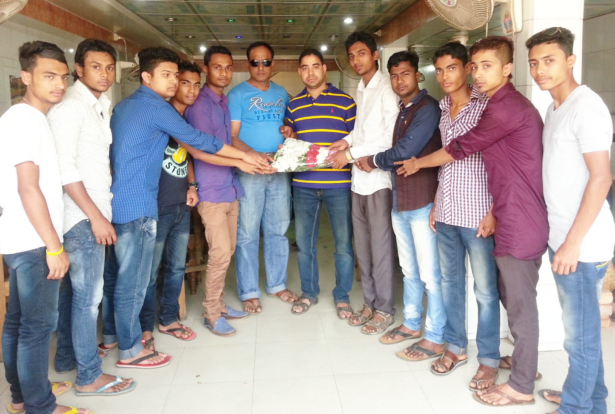 জাতীয়তাবাদী ছাত্রদল  লন্ডন মহানগর যুবদলের সহ-সাধারন সম্পাদককে ফুল দিয়ে বরণ