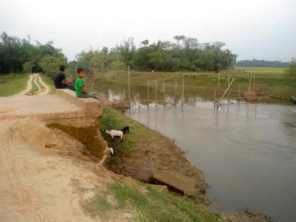 বড়লেখায় ধামাই নদীতে বেড়া দিয়ে মাছ শিকার : ভাঙ্গনের মুখে সড়ক ও ব্রিজ