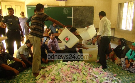 নারায়ণগঞ্জে ভোটকেন্দ্রে ফল ঘোষণা না দেওয়ায় সংঘর্ষে অন্তত ২০ জন আহত