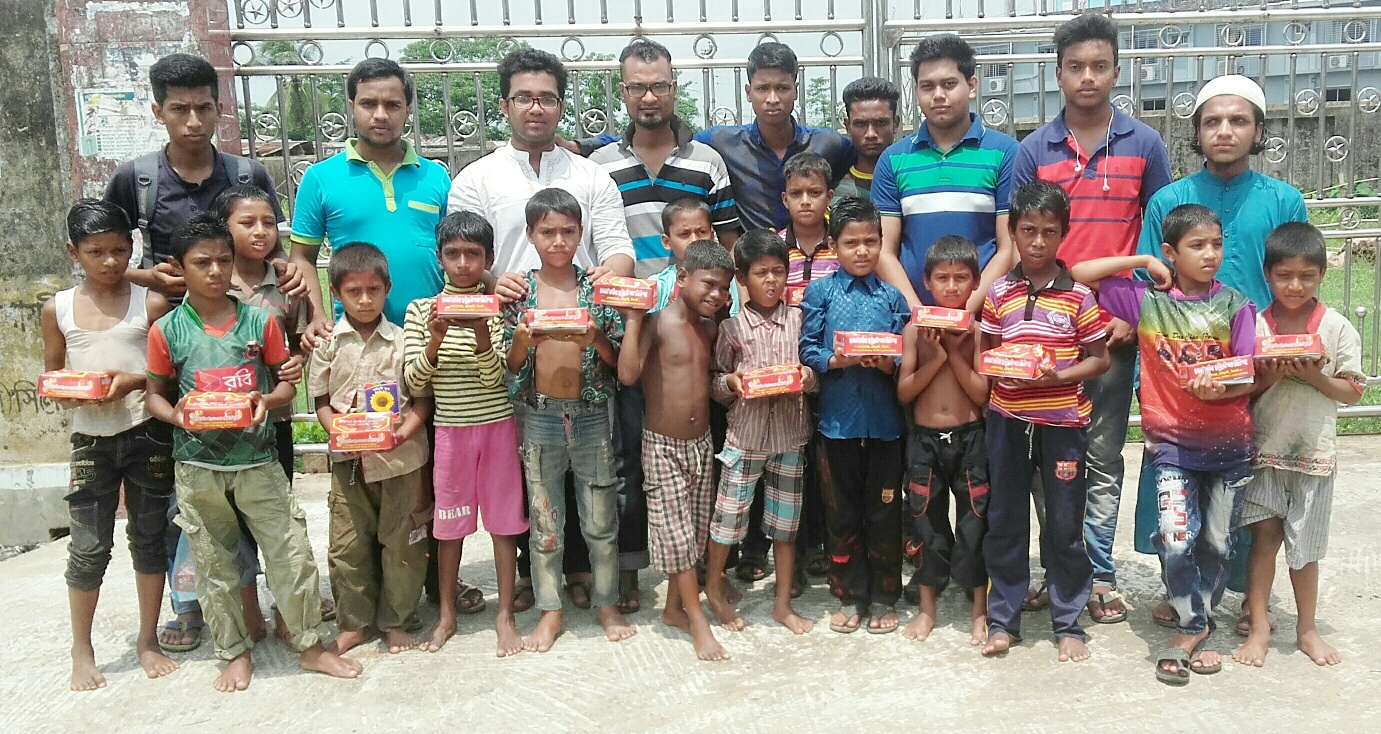 গোলাপগঞ্জ ছিন্নমুল শিশুদের মধ্যে  চ্যারিটি ক্লাবের খাদ্য বিতরণ