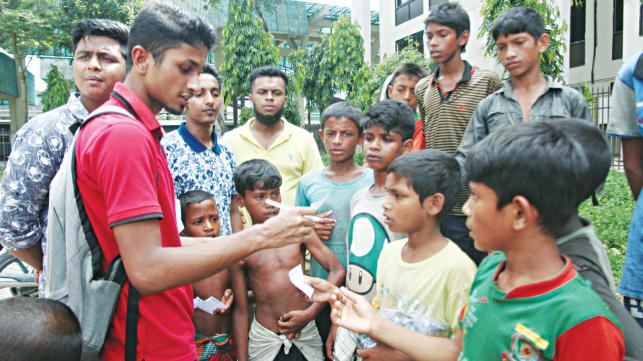 ফেসবুক পেজ থেকে পথশিশুদের খোঁজে