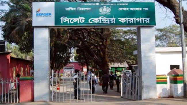 সিলেটে ছাত্রলীগ-কারারক্ষী সংঘর্ষে আহত ২০: মহানগরীর বন্দর বাজার থেকে নয়াসড়কে যান চলাচল বন্ধ হয়ে যায়। আতংকে আশপাশের লোকজন ছুটোছুটি করতে থাকেন।