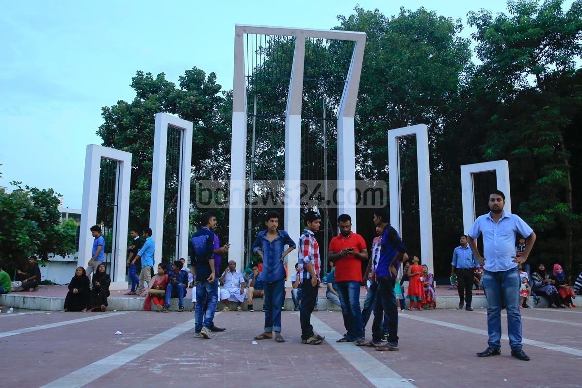 জুতাপায়ে শহীদ মিনারে