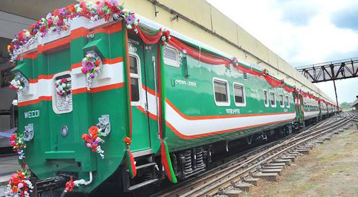 ঈদ যাত্রা :  ঢাকা ছাড়তে শুরু করেছে মানুষ
