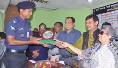আবারো জাতীয় কবি স্বর্ণপদক পেলেন শ্রীমঙ্গল থানার ওসি
