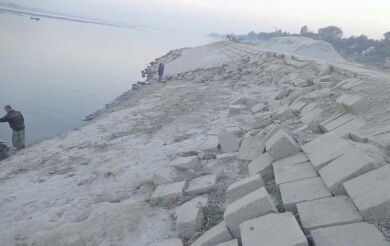 বেড়ায় ৩৫০ কোটি টাকা ব্যয়ে নির্মিত যমুনা নদীর ভাঙনরোধ প্রতিরক্ষা বাঁধের তিন কিলোমিটার ঝুঁকিপূর্ণ