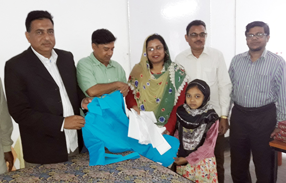 আদর্শ গার্লস হাই স্কুলের গরীব ছাত্রীদের মাঝে স্কুল ড্রেস বিতরণ