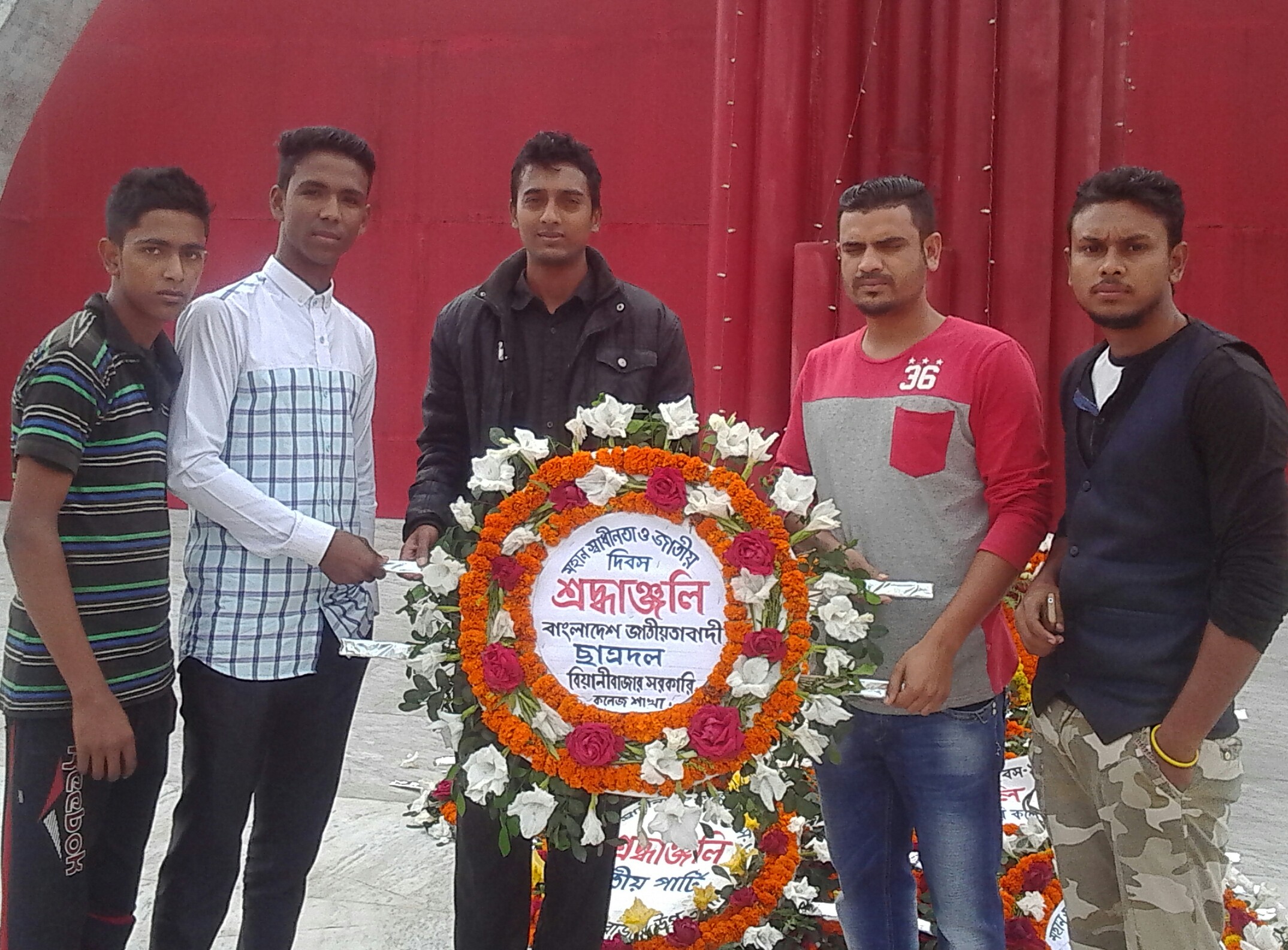 স্বাধীনতা দিবসে স্মৃতিসৌধে বিয়ানীবাজার ছাত্রলদের পুস্পস্থাপক অর্পন