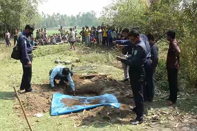 দাফনের ৪২ দিন পর শিশুর লাশ উত্তোলন।