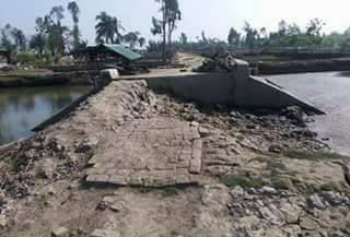চকরিয়ায় মাঝের পাড়া সড়কটি সংস্কারের অভাবে পাঁচ গ্রামের মানুষের যাতায়াতে চরম দুর্ভোগ