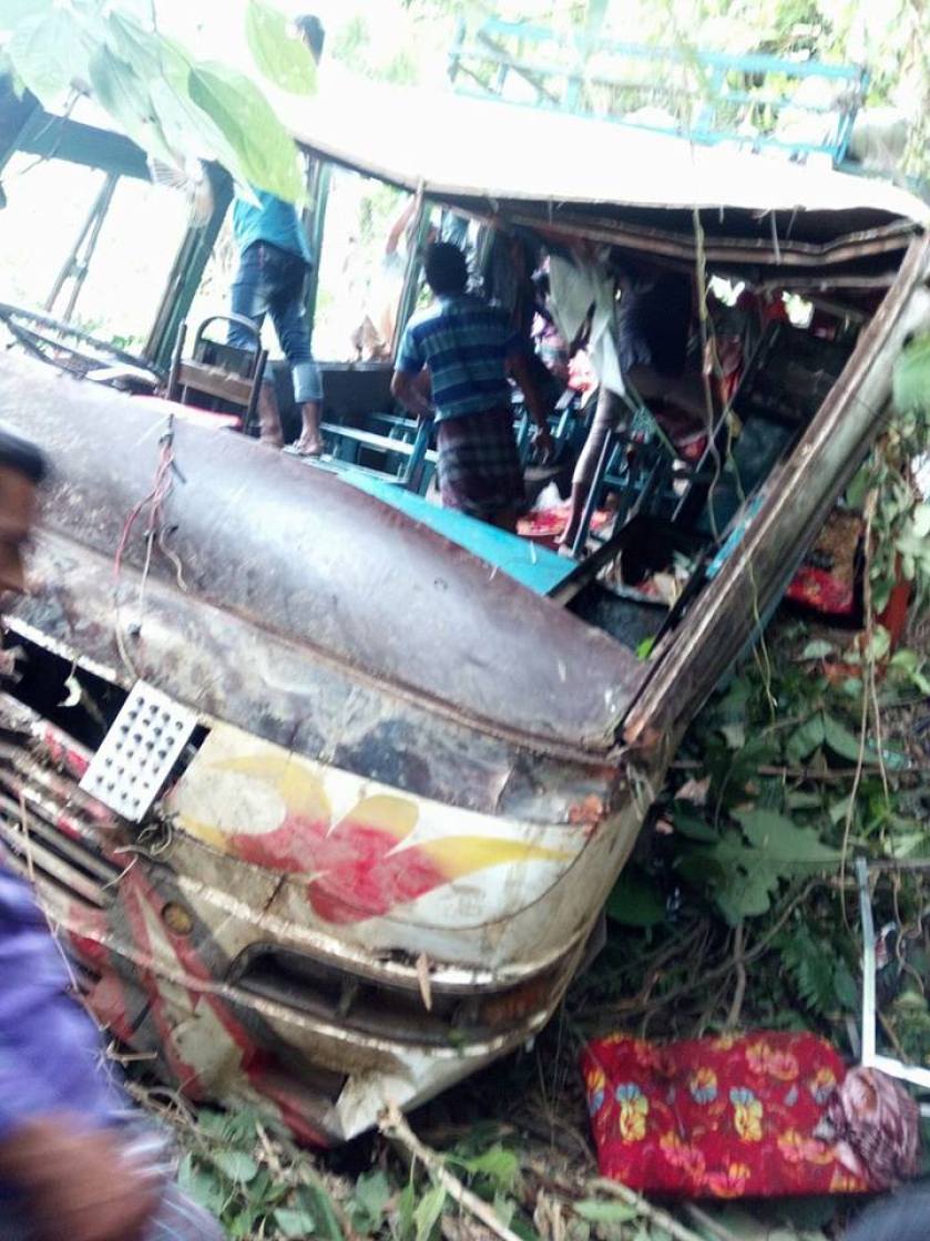 মিরসরাইয়ে যাত্রীবাহী বাস খাদে পড়ে নিহত ৫, আহত ২৫