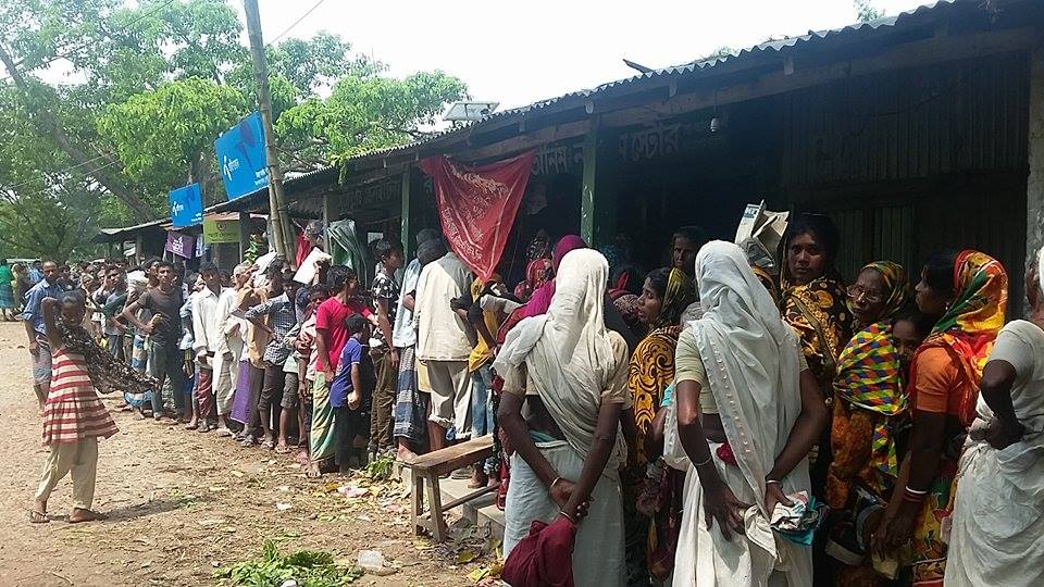 কুলাউড়ায় ক্ষতিগ্রস্থ কৃষকের পরিবর্তে চা শ্রমিকরা পাচ্ছে ওএমএস’র চাল