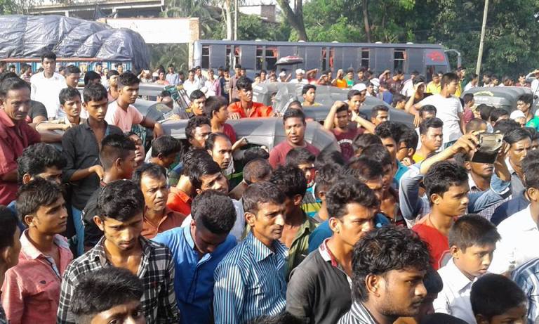 মিরসরাইয়ে সিএনজি চালক-পুলিশ সংঘর্ষে আহত ৪০, পুলিশের গুলি, মহাসড়ক অবরোধ