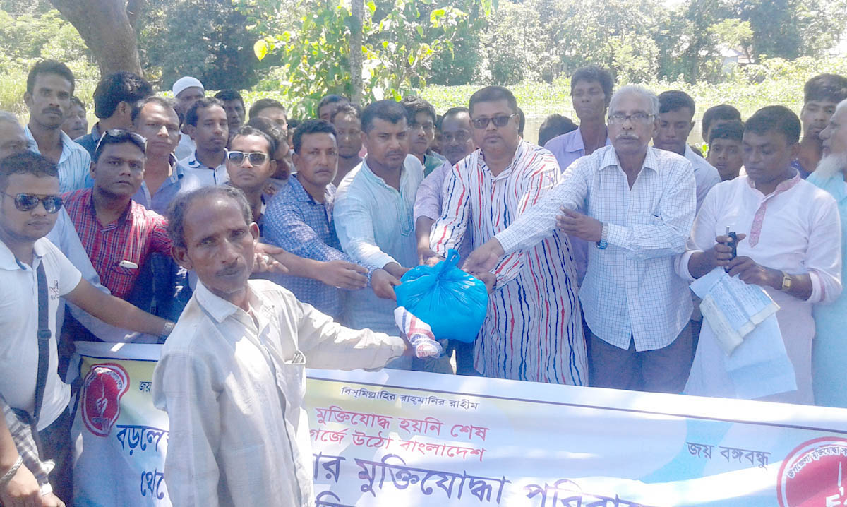 মুক্তিযোদ্ধাদের ভাতায় বড়লেখায় ৭০০ বন্যার্ত পেলেন ত্রাণ