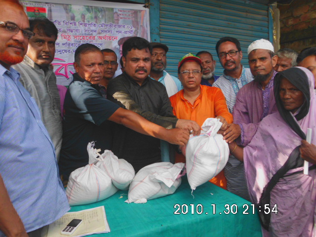 বড়লেখা উপজেলা বিএনপির উদ্যোগে বন্যার্ত ৩০০ পরিবারের মধ্যে ত্রাণ সামগ্রী বিতরণ