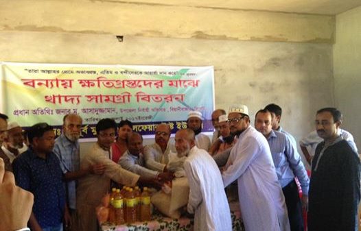 পুর্ব মুড়িয়া ওয়েলফেয়ার ট্রাস্ট ইউকে’র অর্থায়নে বন্যার্তদের মাঝে খাদ্য সামগ্রী বিতরণ