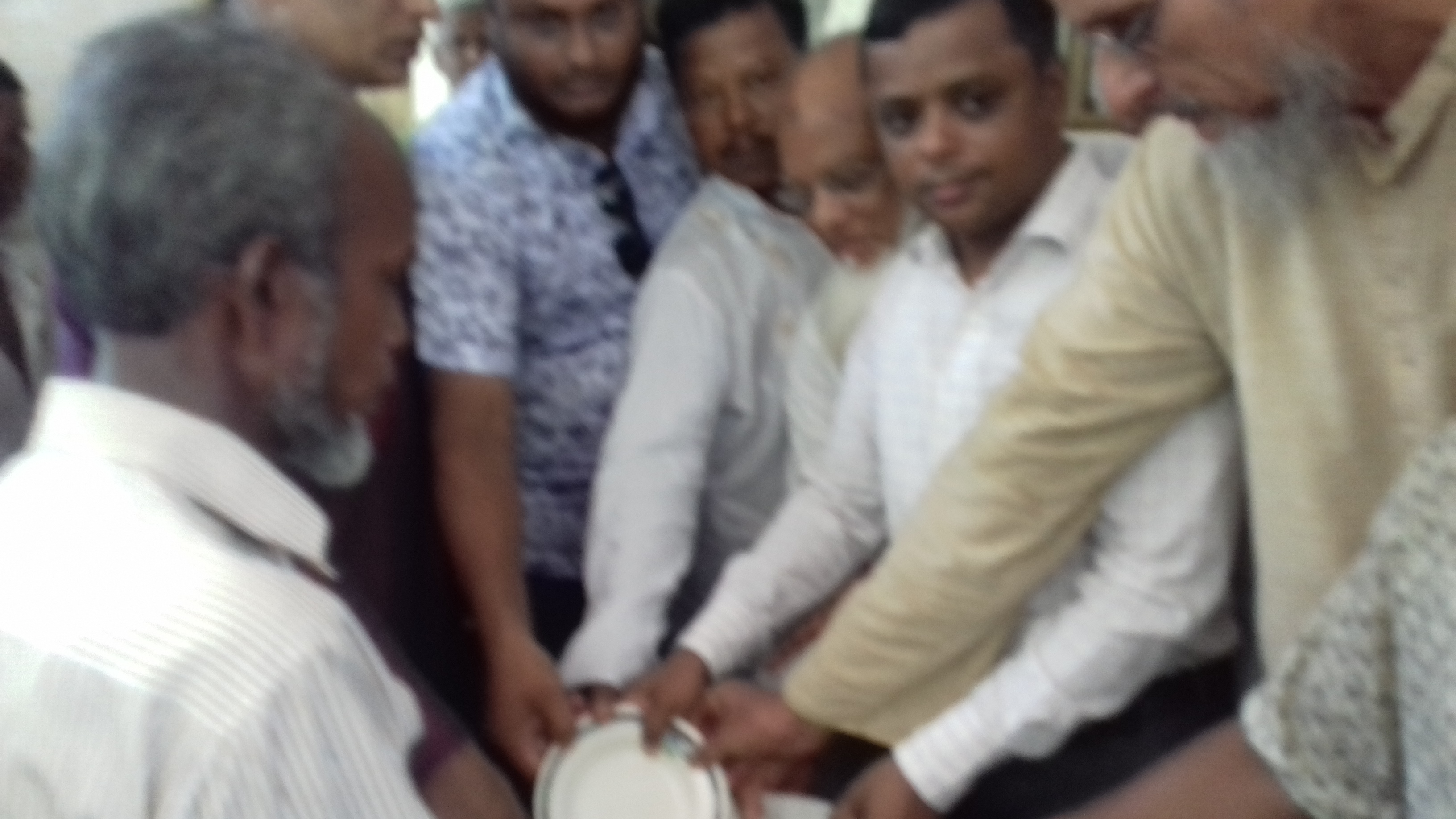 পঞ্চগড়ে বন্যার্তদের মাঝে ত্রানের চাউল বিতারন