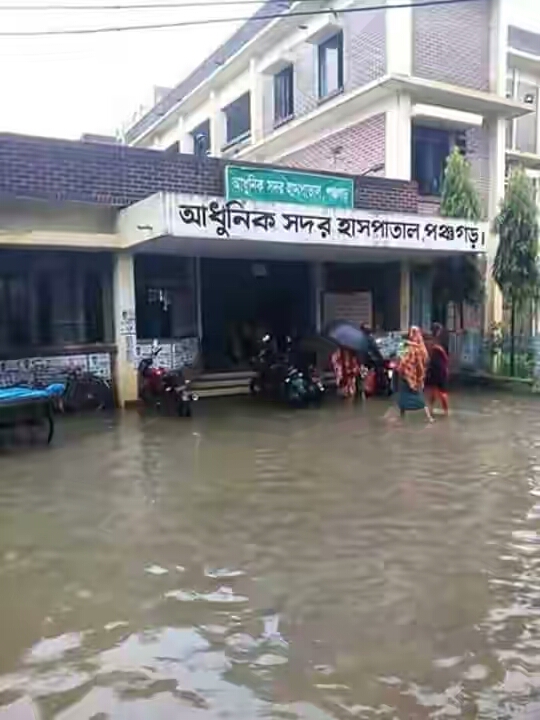 পঞ্চগড়ে অবিরাম বৃষ্টি! বন্যায় পানিবন্দি কয়েক হাজার মানুষ, ত্রানের জন্য অপেক্ষা