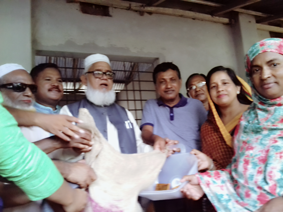 পঞ্চগড়ে রেডক্রিসেন্টের উদ্বোগে বানভাসিদের মাঝে খাদ্যদ্রব্য বিতারন