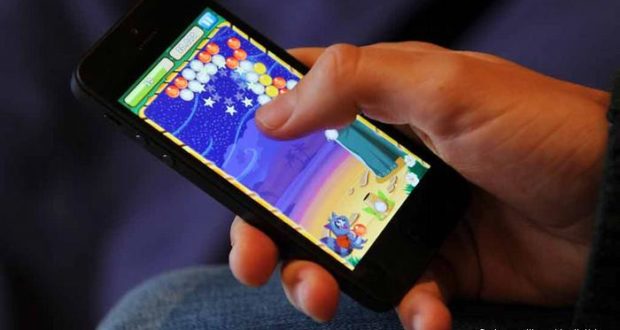 গ্রামেও এখন মোবাইলে গেম খেলা নেশায় আসক্ত 