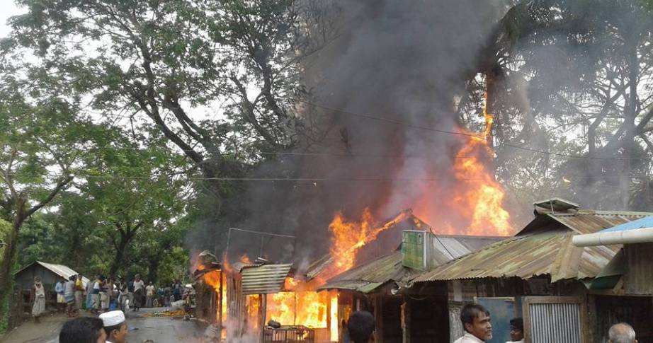 মিরসরাইয়ে সুফিয়া বাজারে অগ্নিকান্ডে ৩ ব্যবসা প্রতিষ্ঠান পুড়ে ছাই, ফায়ার সার্ভিসের গাড়ি ভাংচুর