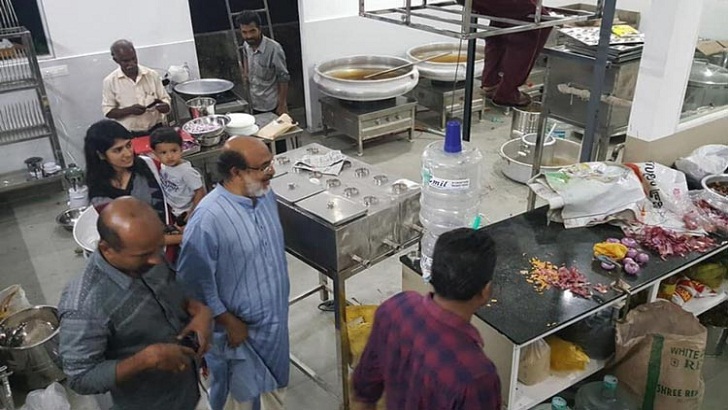 আজব হোটলে ‘জনকীয় ভক্ষণশালা’ : টাকা ছাড়া খাওয়া যায়