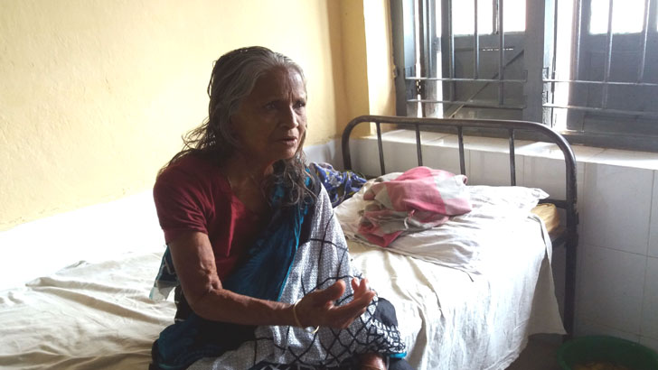 মা এখন গোয়ালঘর থেকে হাসপাতালের বেডে