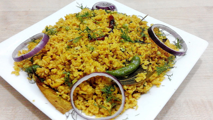গরম খিচুড়ির স্বাদই আলাদা