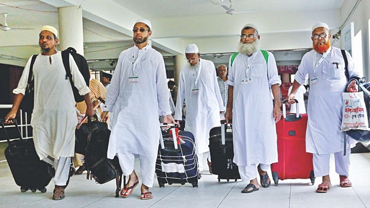 ৪১৯ যাত্রী নিয়ে ঢাকা ছাড়ল প্রথম হজ ফ্লাইট