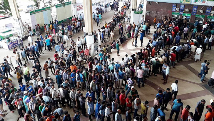 ঈদযাত্রায় ট্রেনের অগ্রিম টিকিট বিক্রি শুরু, কমলাপুরে দীর্ঘ লাইন