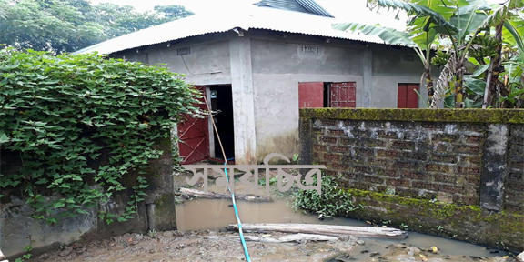 অযত্ন আর অবহেলায় পড়ে আছে দাসের বাজার উচ্চ বিদ্যালয় মসজিদ,