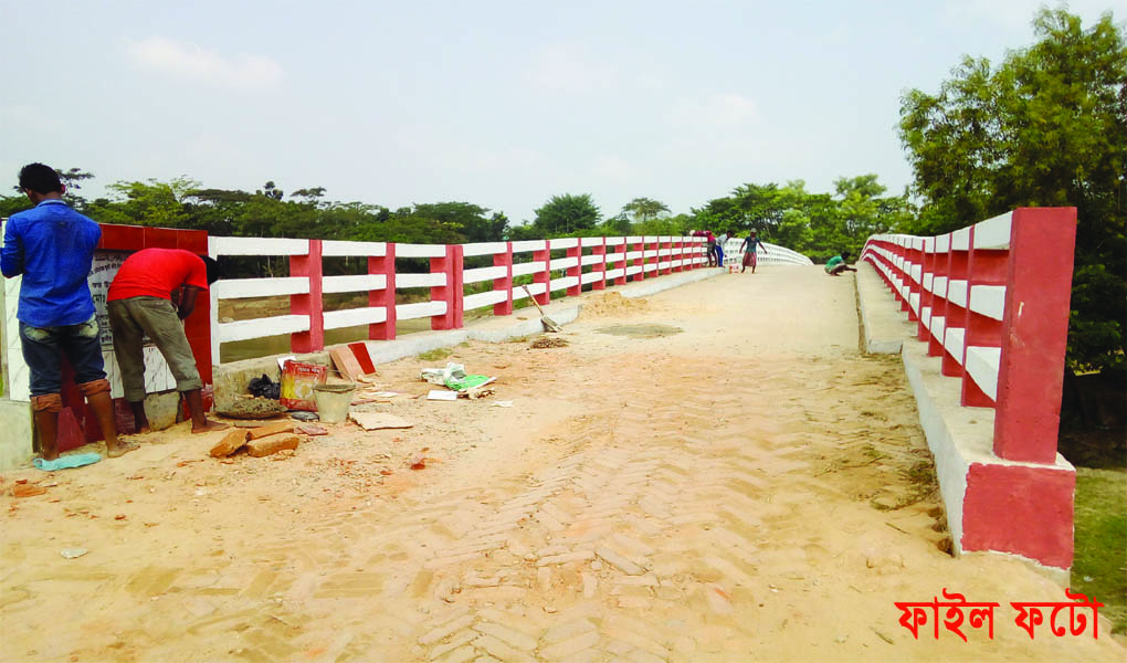 আতুয়া ব্রীজে অটোরিক্সা উল্টে আহত ২