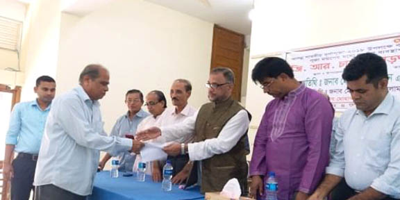 বড়লেখায় ১৫২ মন্ডপে চাল বিতরণ: ষষ্ঠী পূজার মধ্যদিয়ে শুরু হয়েছে শারদীয় দুর্গাপূজা