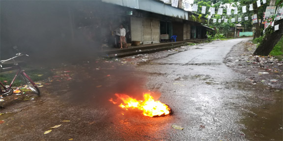 বিয়ানীবাজারের দাসউরায় আগুন জ্বালিয়ে পরিবহন ধর্মঘট পালন করছেন  শ্রমিকরা