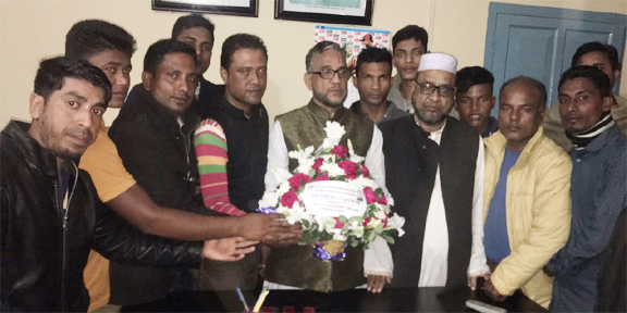আলহাজ্ব শাহাব উদ্দিনকে ফুল দিয়ে শুভেচ্ছা