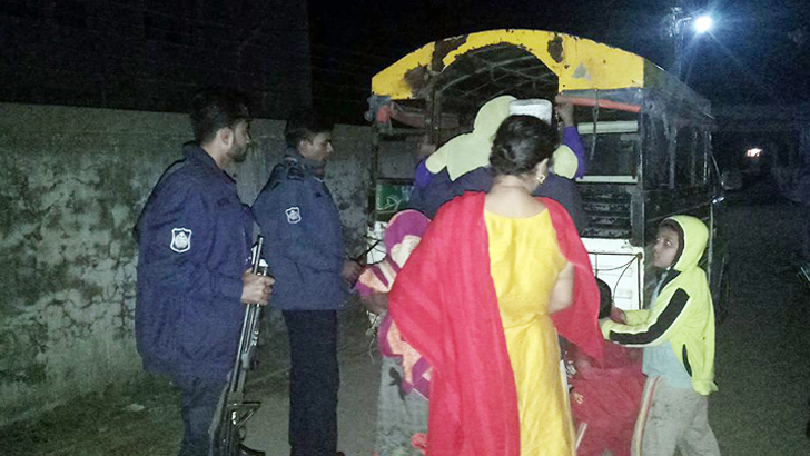 ৯৯৯-এ কল: মধ্যরাতে দুই নারীর প্রতি পুলিশের মানবিকতা!