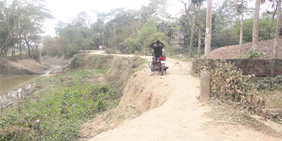 জগন্নাথপুর স্বাধীন বাজারের রাস্তা নদী ভাঙ্গনের শিকার