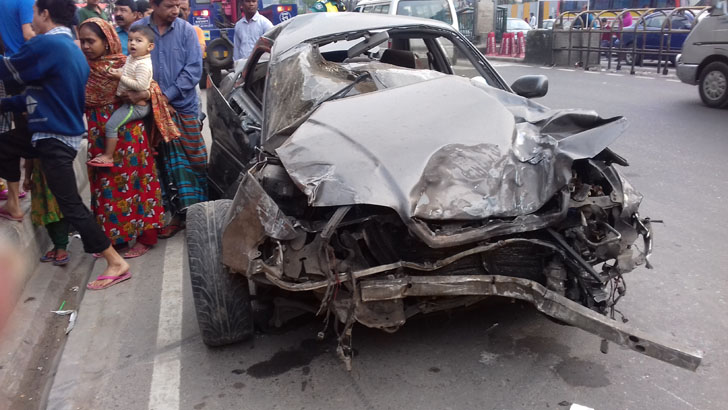 রাজধানীতে প্রাইভেটকার দুমড়ে-মুচড়ে বিশ্ববিদ্যালয় ছাত্র নিহত