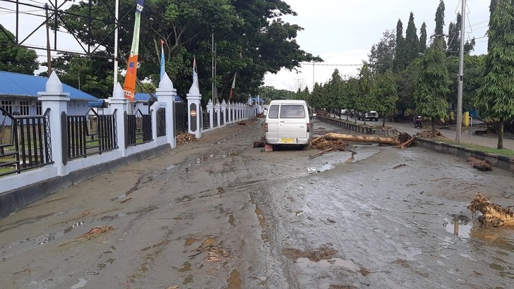 ইন্দোনেশিয়ায় আকস্মিক বন্যায় ৪২ জন মারা গেছেন: আহত ২১