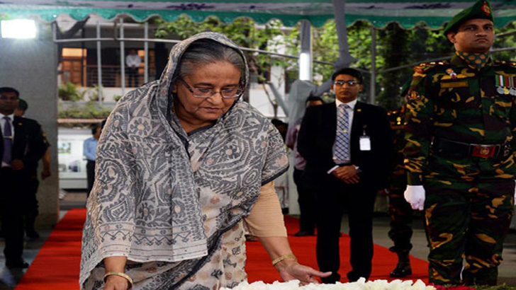 বঙ্গবন্ধুর প্রতিকৃতিতে প্রধানমন্ত্রীর শ্রদ্ধা