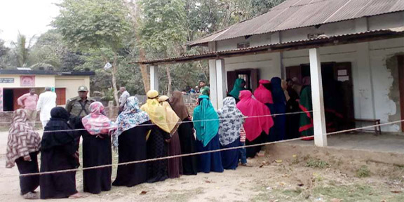 বড়লেখায় শান্তিপূর্ণ ভোট গ্রহণ চলছে