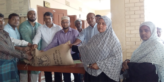 বড়লেখায় হতদরিদ্র ১৪০ পরিবারকে চাল বিতরণ