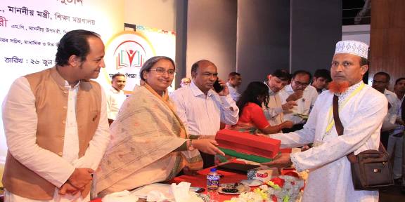 শিক্ষামন্ত্রী’র কাছ থেকে শ্রেষ্ঠ প্রতিষ্ঠান প্রধানের পুরস্কার গ্রহণ করছেন ইটাউরি আলিম মাদরাসার অধ্যক্ষ আব্দুল আহাদ খান
