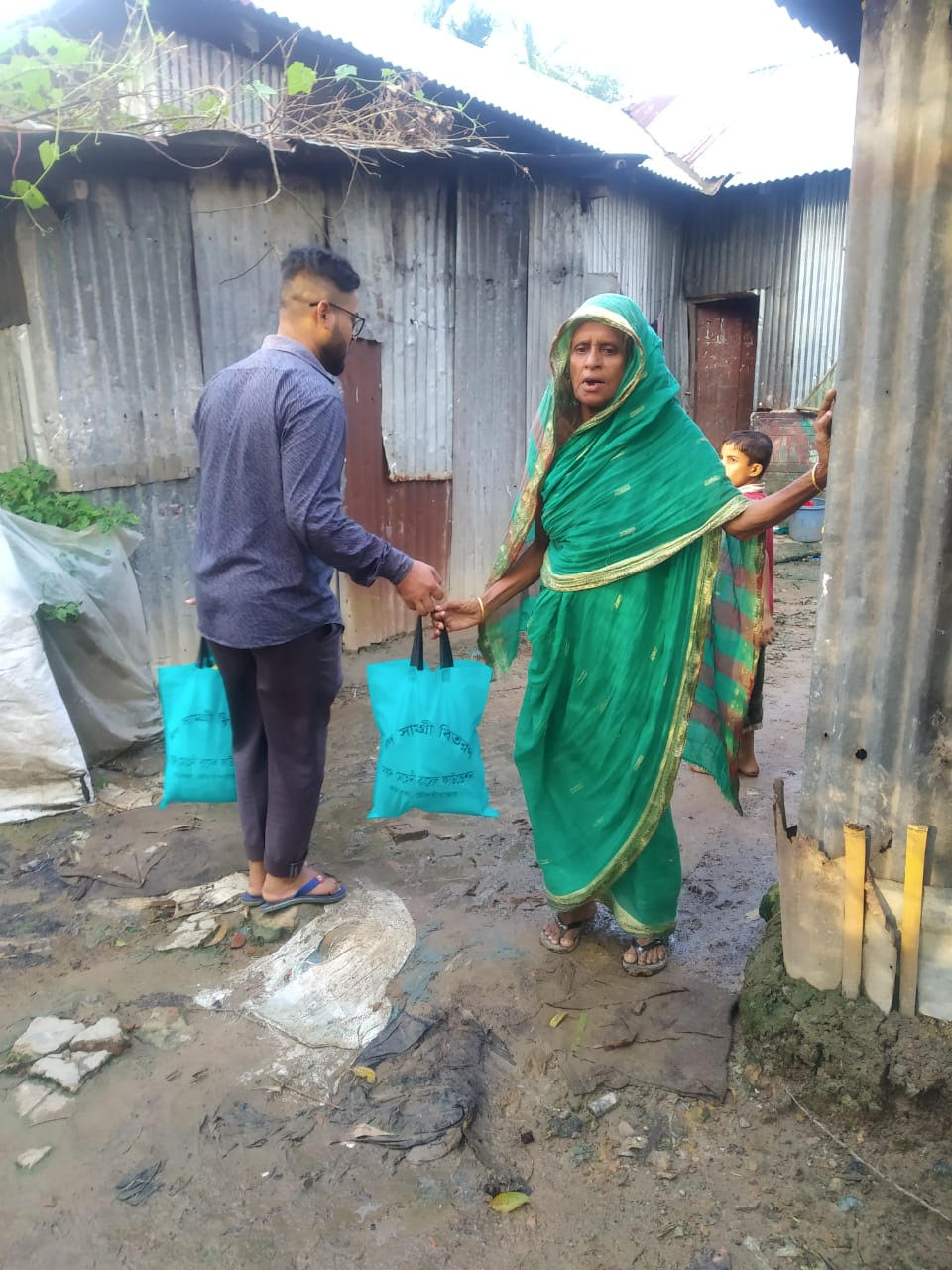 ‘সৈয়দ মেহেদী রাসেল ফাউন্ডেশন’র উদ্যোগে ঈদ সামগ্রী বিতরণ