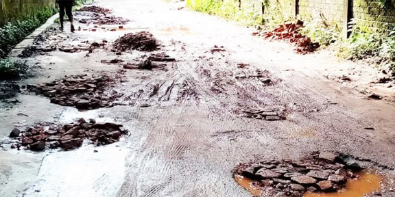 শহীদটিল্লা-কাজির বাজার রাস্তার বেহাল দশা : জনদূর্ভোগ চরমে
